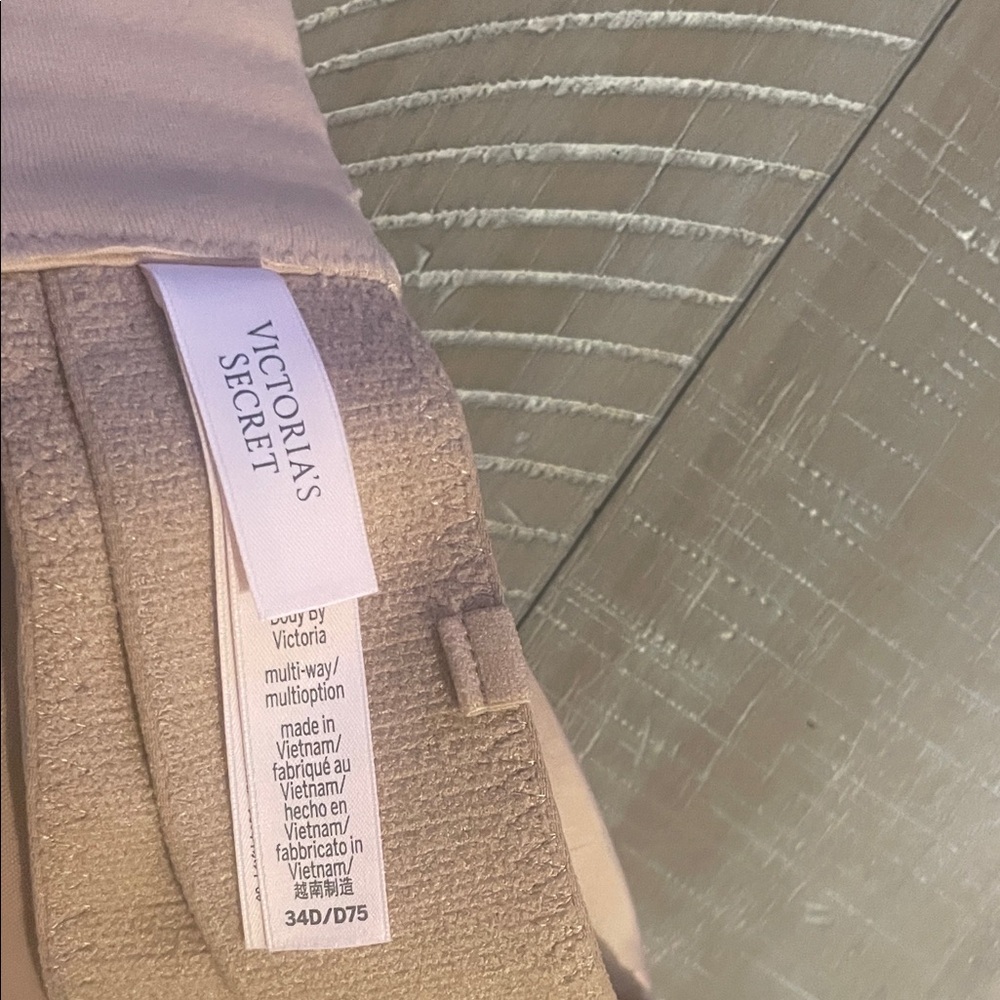 Victoria's Secret Strapless Smooth Nude/Pink Bra - Picture 2 of 3